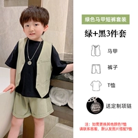 Жилет, шорты, футболка с коротким рукавом, ожерелье