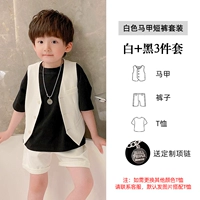 Белый жилет, шорты, футболка с коротким рукавом, ожерелье