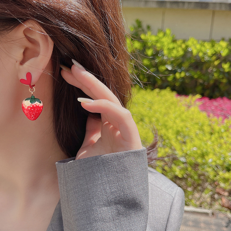 Net Reddits Small Strawberry Earrings Woman Han Version Cartoon Fruit Earshot Ear Accessories 2021 New Tide Aheadless Ear Clip
