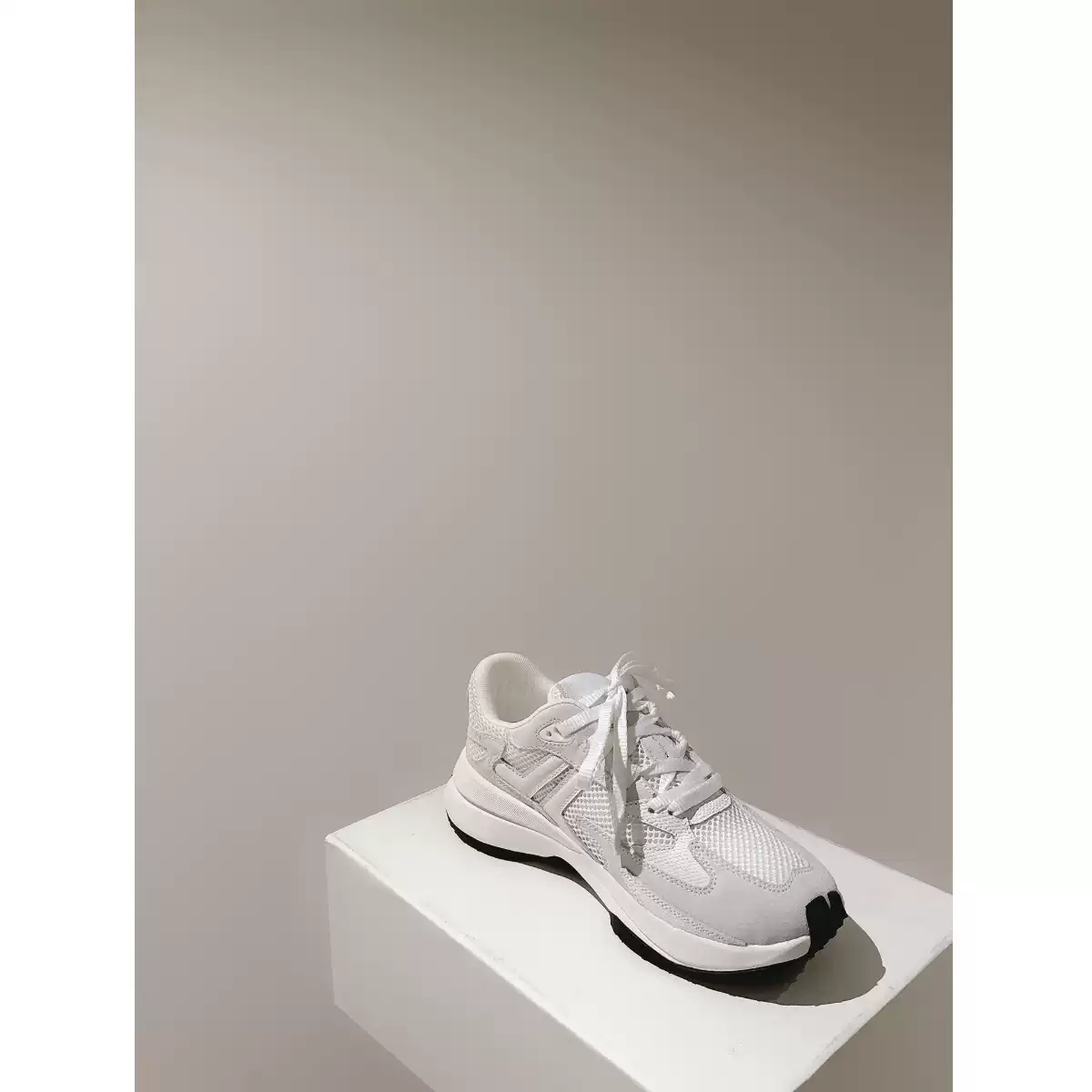 Color-blocked sports shoes