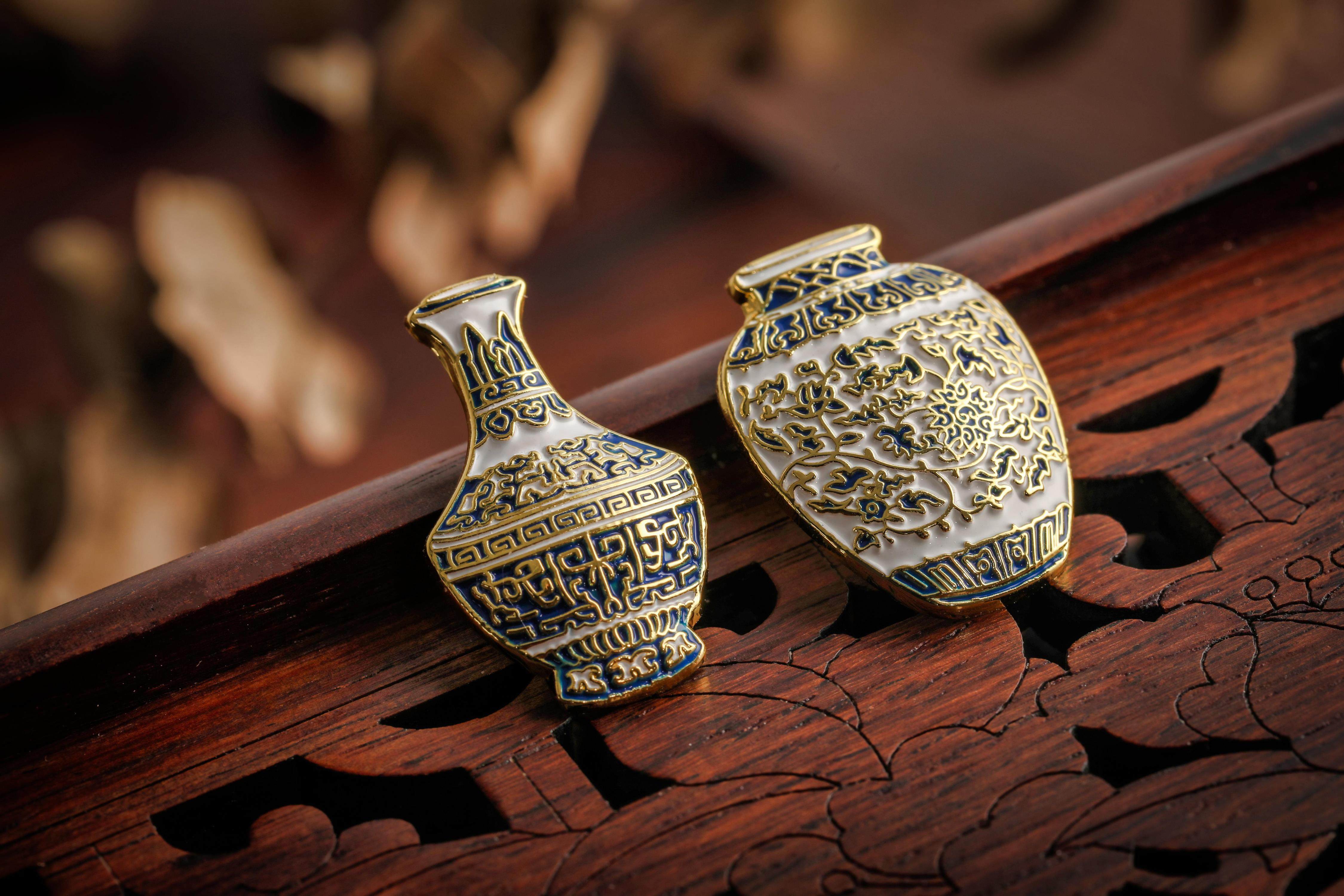 A unique style of relief brooch