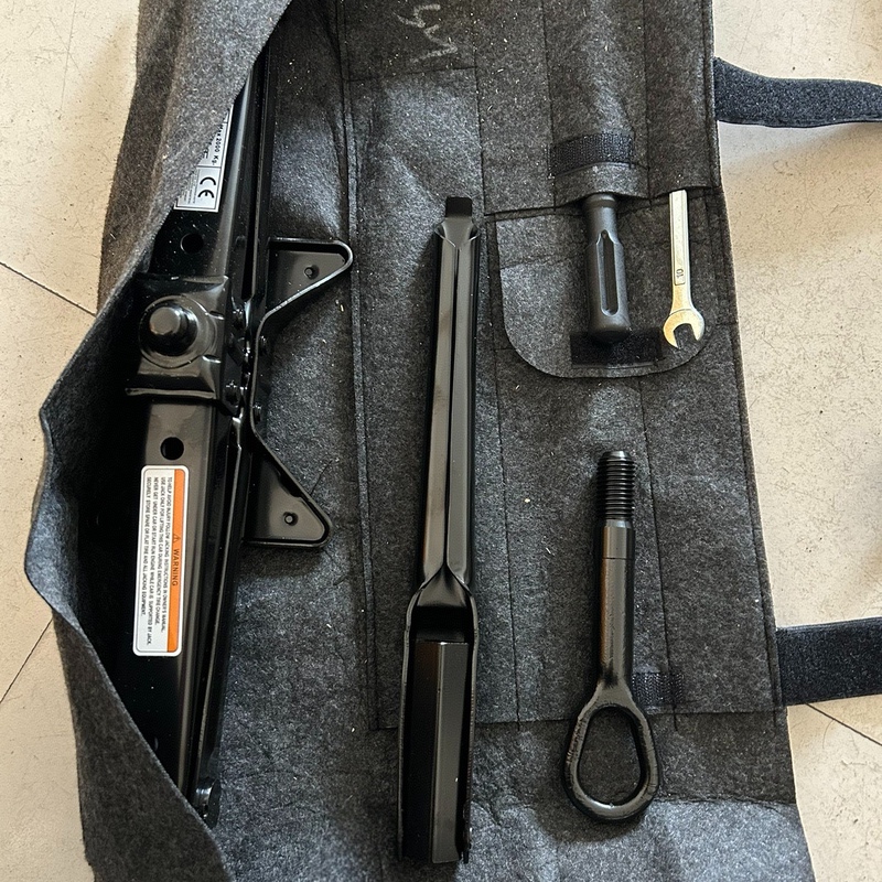 On-Board Tools for Saic Maxus V80 0kg Include Tow Hook, Towing Ring, Tire Wrench, and a Special Tool Kit