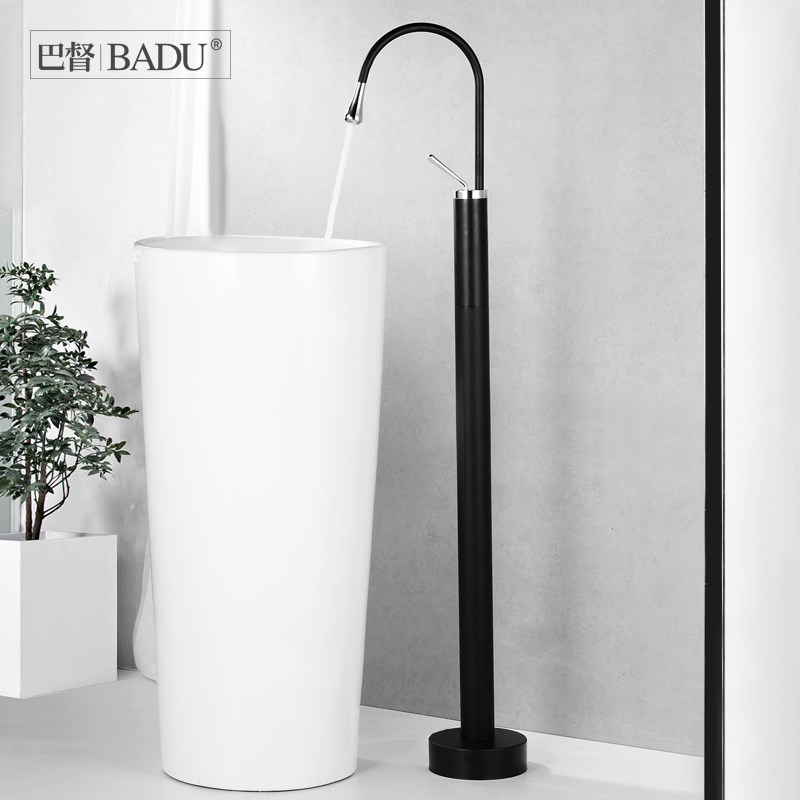 European-style bathtub hot and cold water dripping faucet floor-standing wooden barrel column basin side independent black shower head