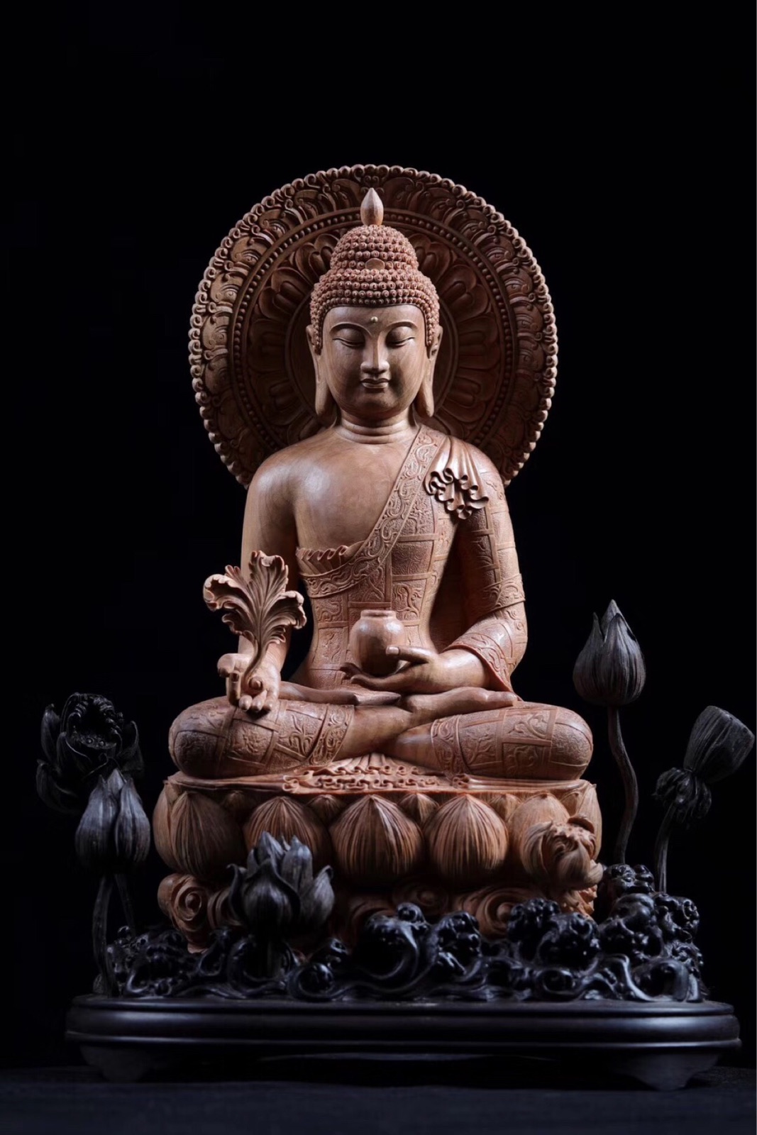 The old Indian mountain sandalwood carvings are dedicated to the Buddha sculpting pharmacist Buddha Millver Buddha such as to explain the Carthaminigan engraving