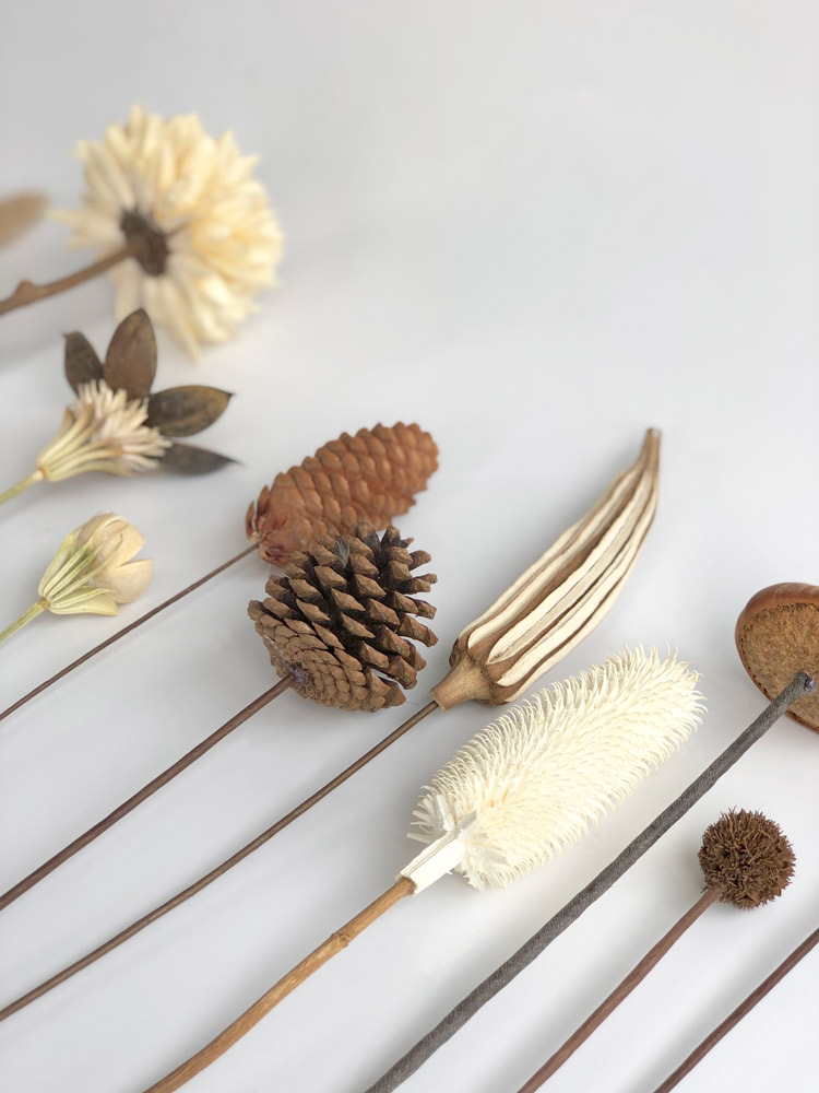 Natural pine cones, kapok flowers, showerheads, reeds, dried flowers, photo props, real bouquets, diy materials, home decoration ornaments