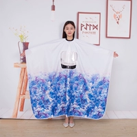 Таоксиновый мобильный телефон окружает синие цветы