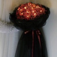 Большой пучок красного кружева плюс пряжа длиной 1 метр для освещения.