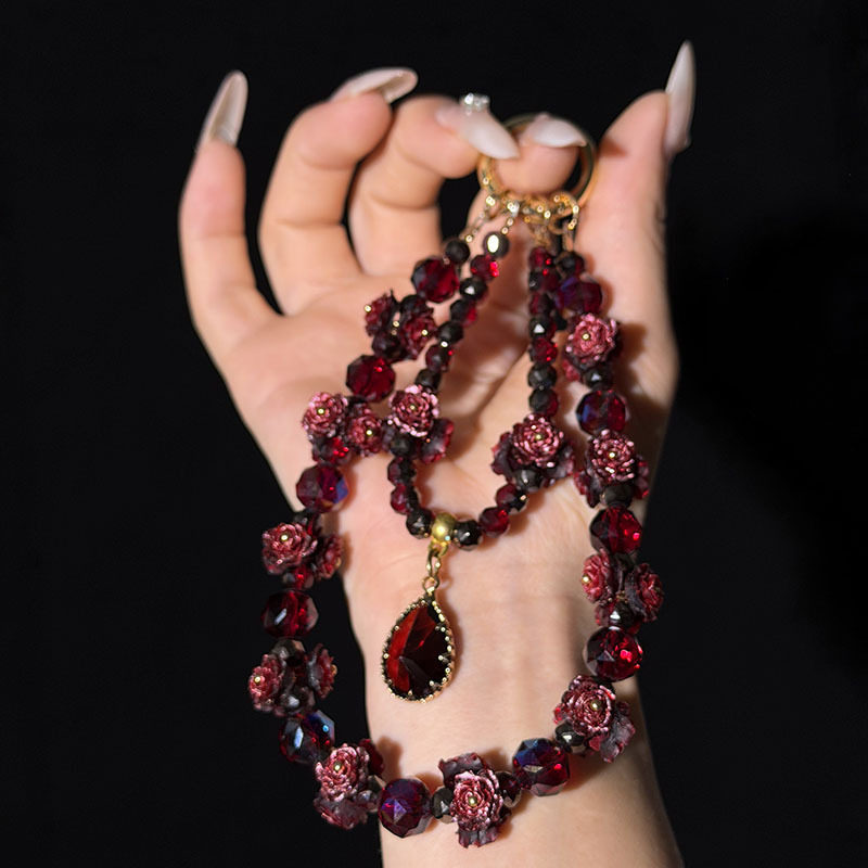 New purple-red rose retro red flower beaded phone chain for women, high-end and super beautiful, light luxury niche exquisite high-end feel bag keychain pendant fashion Apple phone chain charm