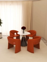 Красный стол из высококачественной искусственной кожи и 4 стула.