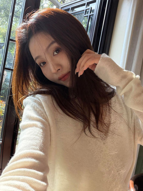 French V-neck cross lace white sweater for women in autumn and winter, high-end temperament, slim inner layering shirt top