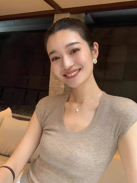 High-end u-neck right shoulder short-sleeved ice silk sweater for women summer old money style slim slim T-shirt short right shoulder top