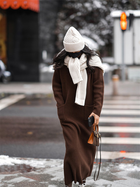 High-end black goddess-like turtleneck sweater knitted dress for women in autumn and winter thickened bottoming western style long skirt