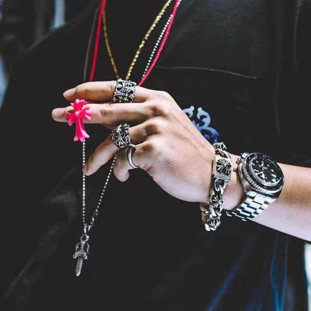 The correct version of Tokyo Qingshan limited 20 anniversary of Korea and Europe and the United States hip hop show color cross necklace