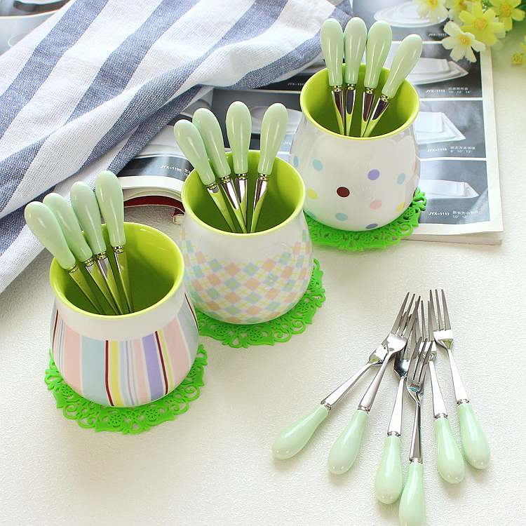 The fruit is Creative household express cartoon small fork sign ceramic stainless steel cake suits for dessert fork fork fork