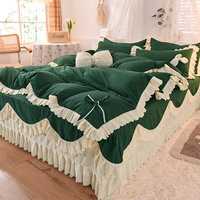 Красивая четверка, набор на темно-зеленой кровати