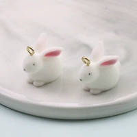 Маленький белый кролик лежал на