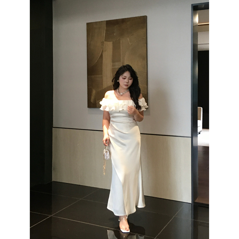 Missy, a Slightly Chubby Woman, Wears a Plus-Size Dress with a French-Style Elegant One-Shoulder Pleated Waist-Cinching Design
