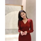 Красный лонгслив, приталенное трикотажное платье, длинная юбка, изысканный стиль, яркий броский стиль, французский стиль