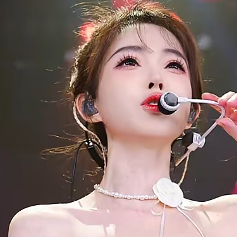 馮ティモにインスパイアされたこの花柄リボンネックレスは、様々な着こなしが楽しめる万能でスタイリッシュなアイテムです。甘く個性的なデザインが特徴の、高級感あふれるアクセサリーです。