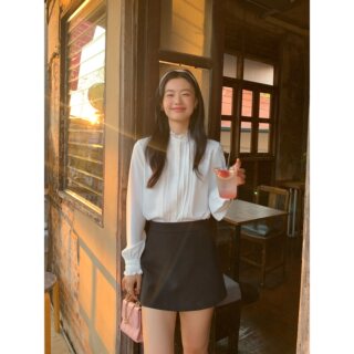 Loose niche shirt with lace straight shoulders