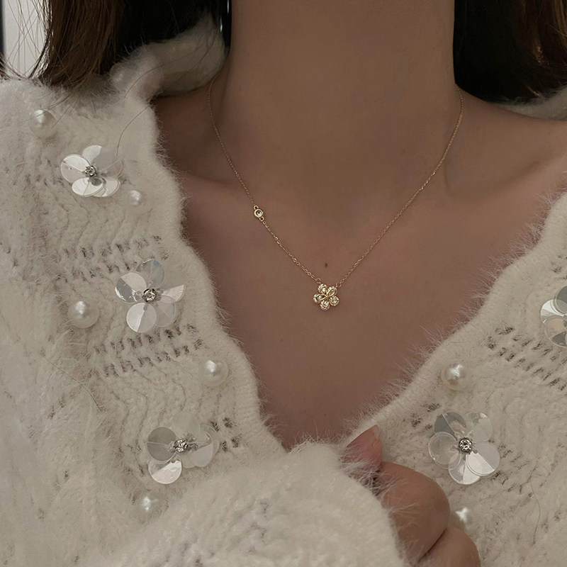 The new explosion light luxury niche design high - level kockchain female summer accessories in 2023