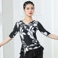 Черно -белый цветочный средний рукав