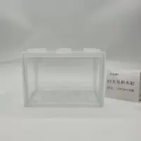 Большая банка из строительных блоков полупрозрачного цвета.