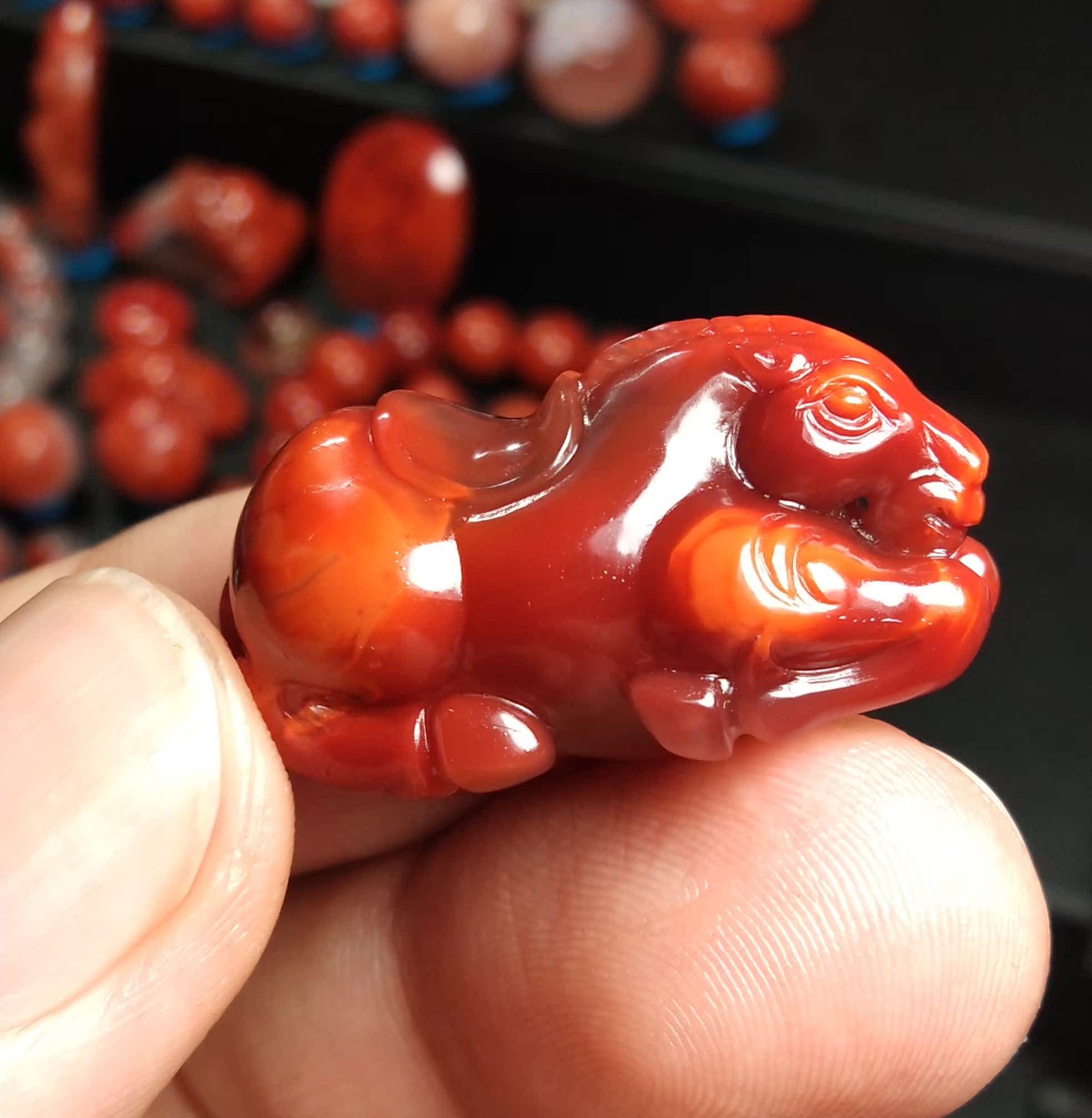 Xiaosu Suchuan material Nanhong agate persimmon red ice floating old-style bead hand Tang horse pendant collarbone bead snail rich armor