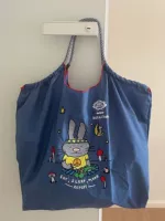 Синяя повязка на голову, черная сумка через плечо, бретели