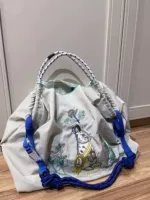 Светло -серая медаль кролика средняя +подарок на плече