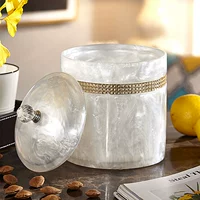 Бисера с бисером с крышкой на столе