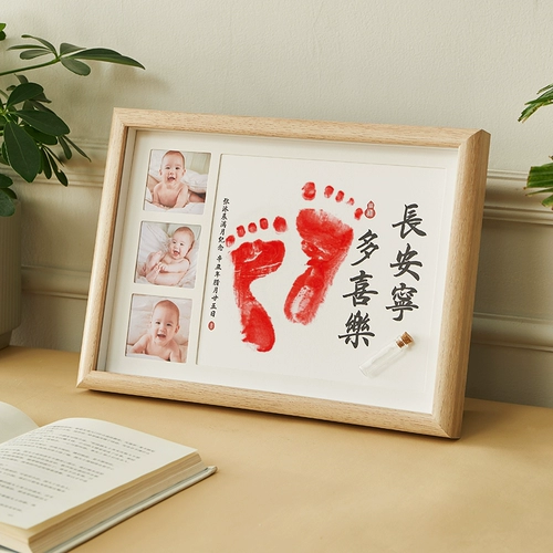 Один год, один -лежащие руки и сувениры с участием, малышка, руки и ноги.