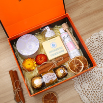 Bridesmaid Lilly accompanied by a bridesmaid accompanied by a male high-end companion gift set case for a small bear towel gift box gift box