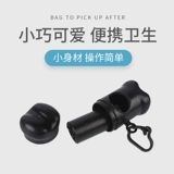 Собаки собирают мешки сгущенными домашними животными лопают дерьмо и мешки с мусором Ходячие собаки, дерьмо, выбранные кошачьи дерьмовые сумки, чтобы ухудшить артефакты