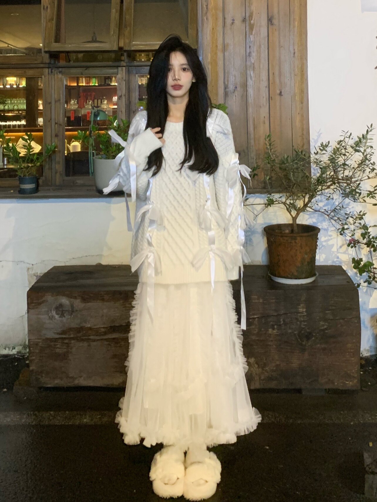 A sweet peach yikett winter chapter early snow 2021 new heavy industry design white round neck sweater