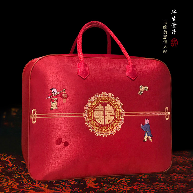 Wedding cotton quilts to be covered with bags The bags are duvet quilts by silk red weddings accompanied by a bag of quilts.