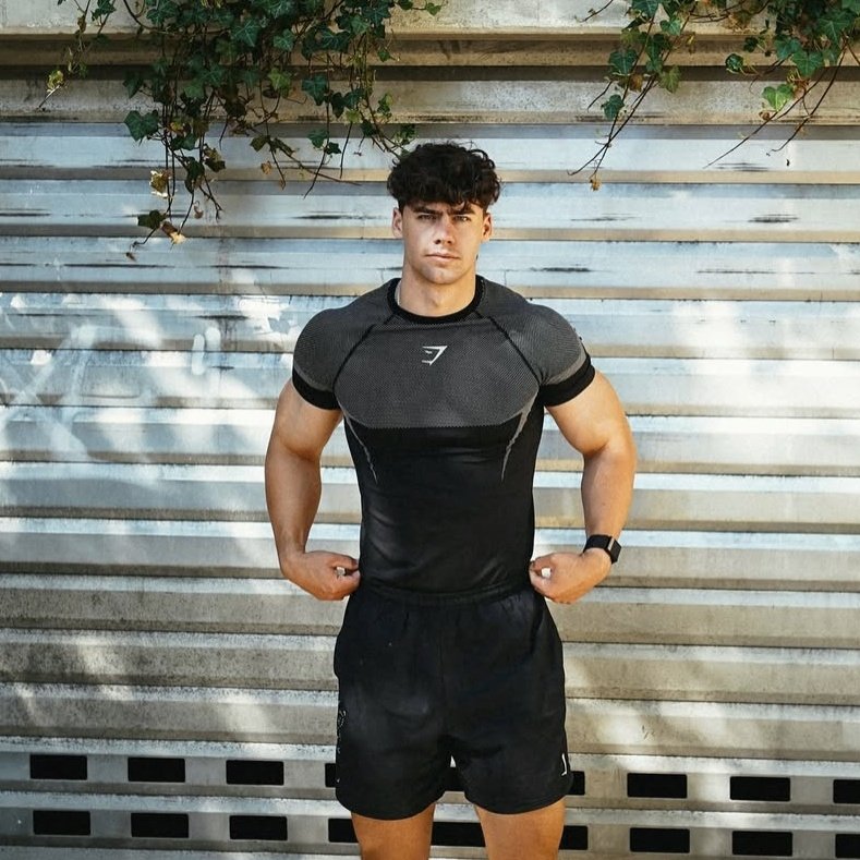 GymShark Onyx 5.0无缝弹力健身T恤：运动界的时尚新宠！穿上它，燃烧