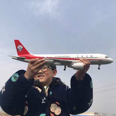 The A319 Sichuan Airlines 3U8633 model aircraft with wheels and lights, the same as the Chinese captain, is a simulation passenger aircraft model