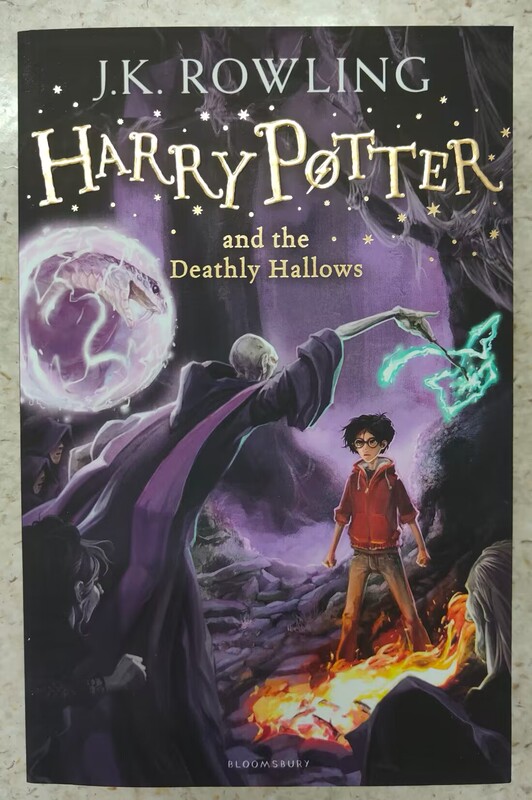 English Original Version Harry Potter and the Deathly Hallows Harry Potter 7 Harry Potter Series of Novels Seventh Book British Edition J.K. Rowling