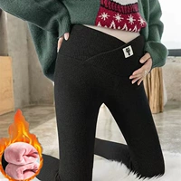 Черная кошачья этикетка охраняет талию бархатом [единственная часть одной части