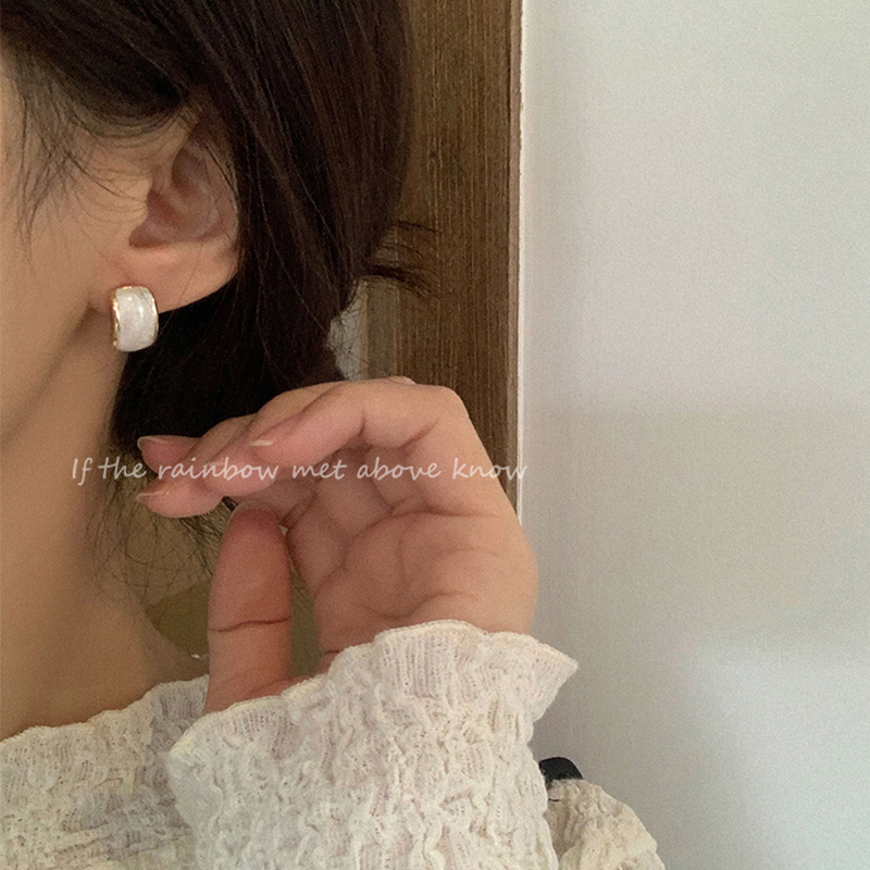South Korea white ear needle 2022 new tide minimal sophisticated sophisticated autumn and winter French earrings