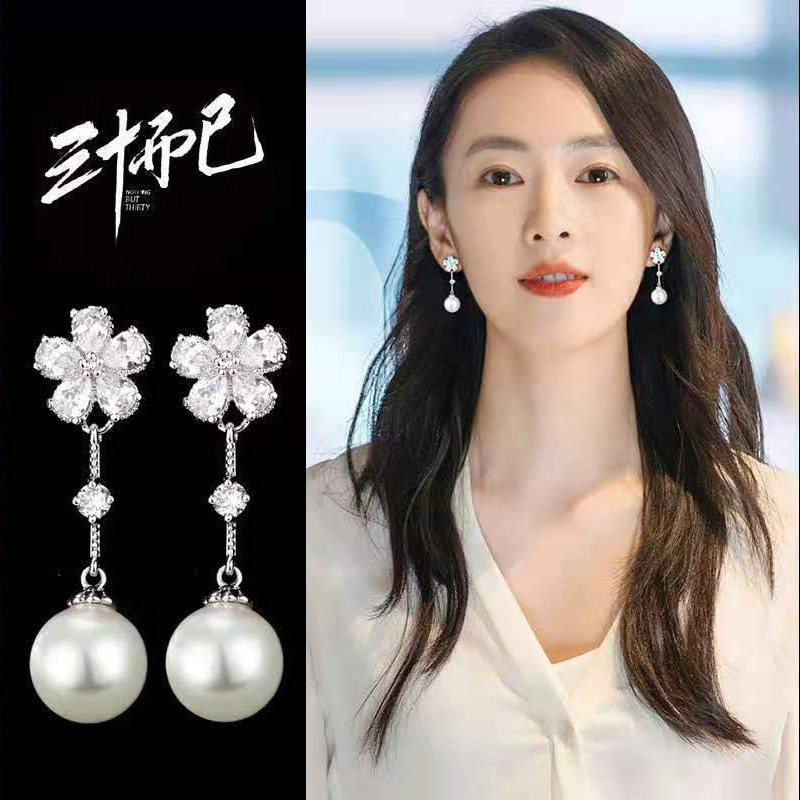 Gu Jia is only 30 years old and the same pearl earrings 2022 new temperament long version high-end light luxury atmosphere earrings