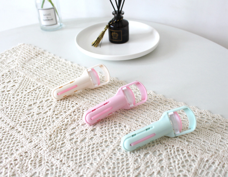 Super-recommended press-pressure mascara roll up and long and good use without hurting the mascara eye leather holder