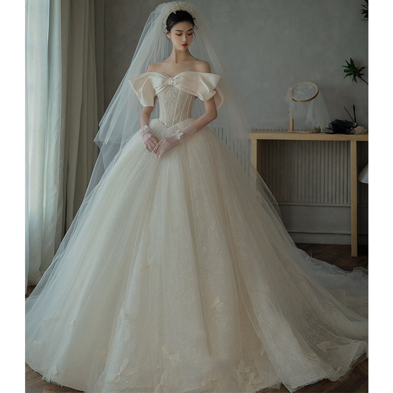 One word shoulder main wedding dress 202221 new bride big tail female go out gauze light French retro small satin