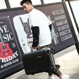 Прочный универсальный вместительный и большой чемодан