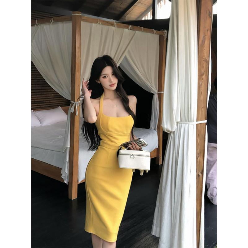 ピュアでセクシーなスタイル、背中が開いたホルターネックドレス、新しいサマースタイル、ウエストを絞ってスリムに見せる、セクシーなスリット、ボディコンミディスカート。