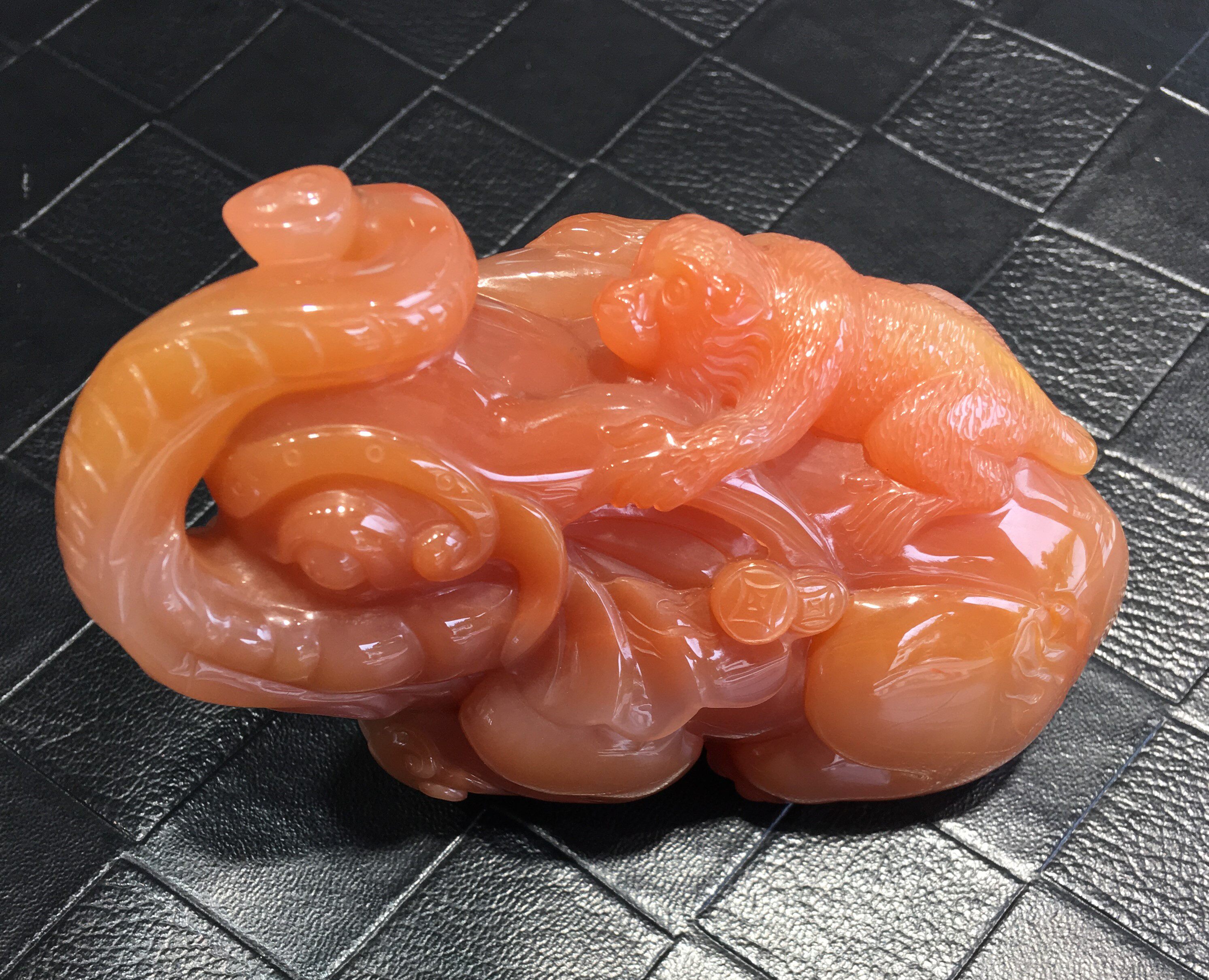 Yunnan natural Huanglongyu Mountain rib material exposure seal Hou Baixiang small pendulum piece