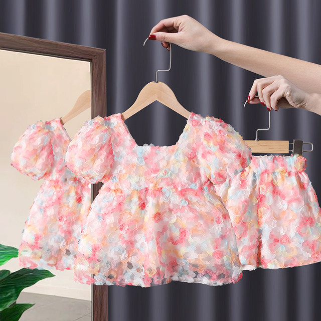 Girls' suit 2023 new summer Korean version of children's petal puff sleeves foreign style girls' tops and shorts two-piece set