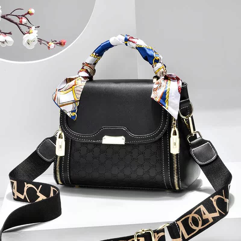 Women's bag Korean version of the new explosion style fashion high-quality texture bag messenger hand-held shoulder bag small square bag niche design