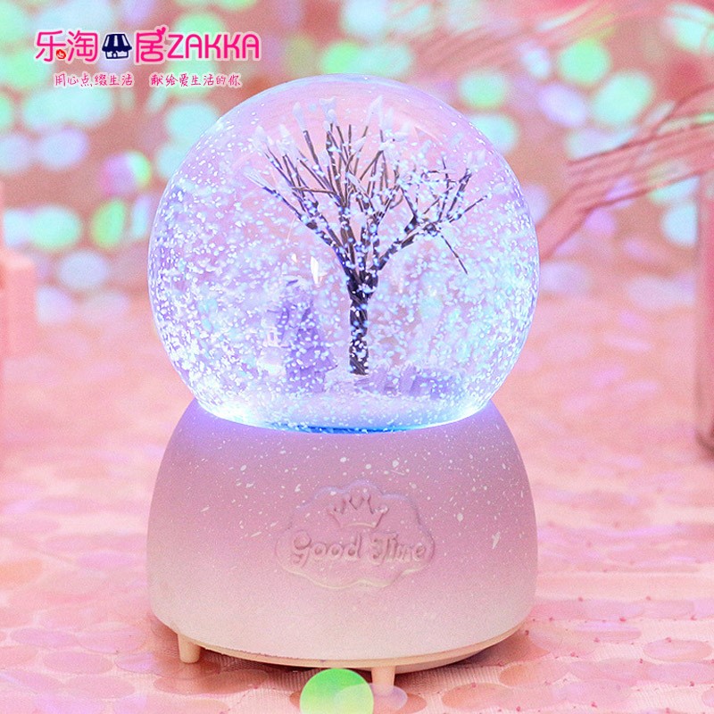 The crystal ball glass that will snow Christmas Eve trumpet snow ornaments snowman gifts toys cute light